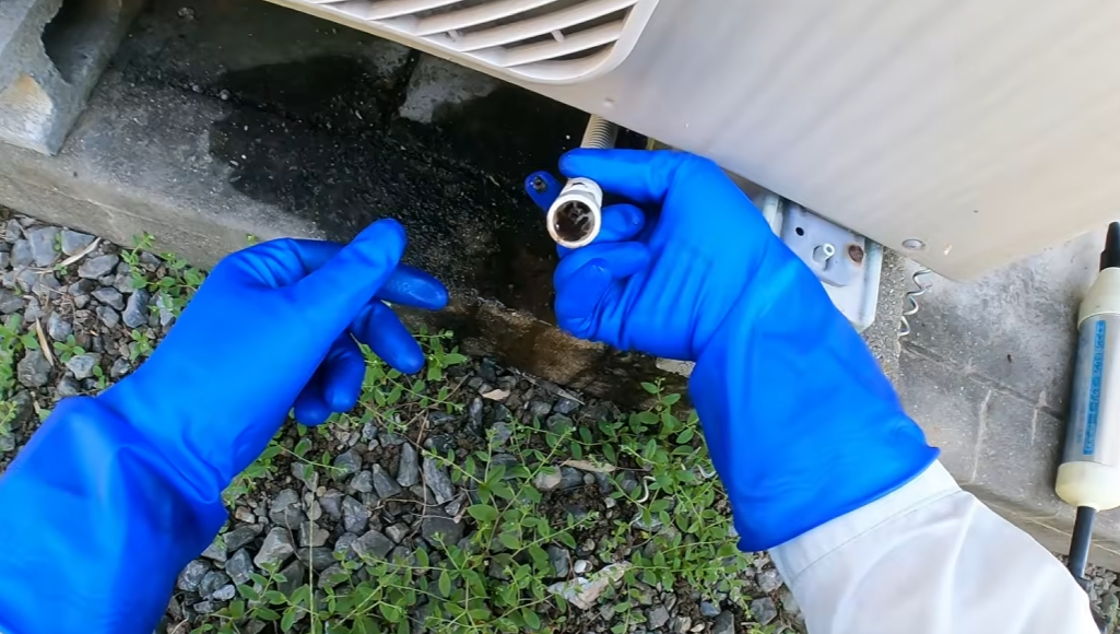 エアコンのドレンホース先端のゴミを確認