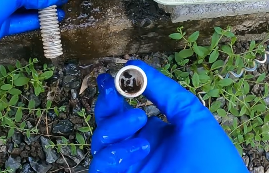 エアコンのドレンホース先端についた防虫キャップの詰まり